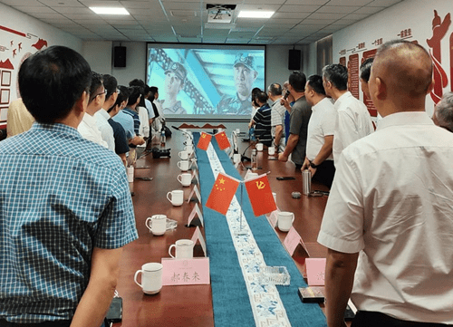 黨員起立，齊唱軍歌《咱當兵的人》